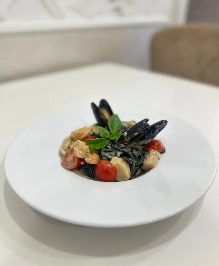 спагетти неро с морепродуктами
